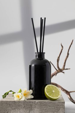 Çiçek ve limon kokulu siyah cam ayırıcı. Ev konforu, odanın parfümleri. Bambu çubuklu dağıtıcı.