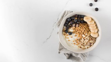 Yunan yoğurdu, badem, yabanmersini ve muzlu ev yapımı granola. Sağlıklı kahvaltı konsepti, tarif. Boşluğu kopyala