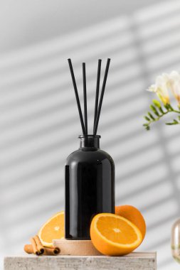 Tarçın ve portakal kokulu siyah cam ayırıcı. Ev konforu, odanın parfümleri. Bambu çubuklu dağıtıcı.