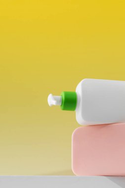 Sarı arka planda beyaz bir rafta logonuz için bir takım kozmetik şişeleri. Rutin vücut bakımı, saç bakımı, tuvalet malzemeleri..