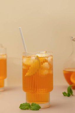 Bir bardak soğuk çay, buz küpleri, limon dilimleri ve bir tutam nane. Serinletici yaz içkileri..