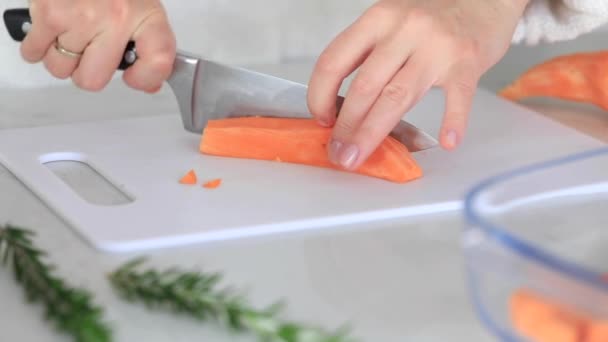 Woman Cuts Sweet Potatoes Cutting Board Standing Kitchen Video Process — Stock Video