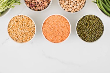 Cam kavanozların içindeki baklagiller. Sebze proteini, vejetaryenlik, sağlıklı beslenme. Boşluğu kopyala