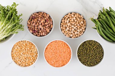 Cam kavanozların içindeki baklagiller. Sebze proteini, vejetaryenlik, sağlıklı beslenme..