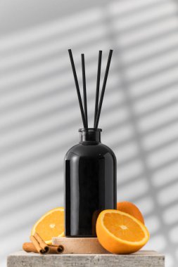 Tarçın ve portakal kokulu siyah cam ayırıcı. Ev konforu, odanın parfümleri. Bambu çubuklu dağıtıcı.