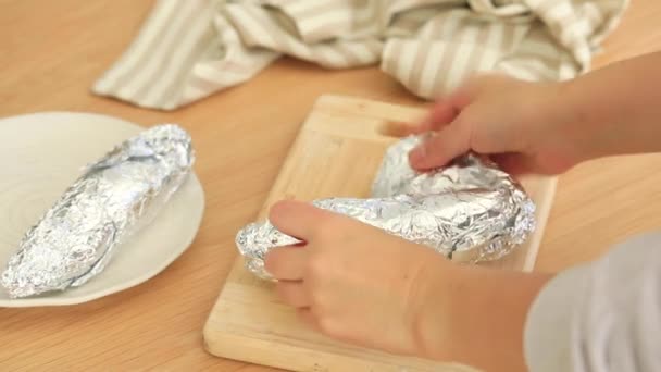 Une Femme Déballe Une Patate Douce Cuite Four Papier Aluminium — Video