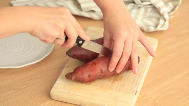 Bir Kadın Fırında Tatlı Patatesi Ikiye Böler Portakallı Kumara Tatlı — Stok video