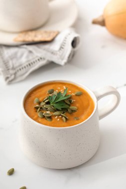 Bir kupa sıcak kabak çorbası. Sonbahar menüsü konsepti, kolay sebze tarifleri. Sonbahar tarifleri.