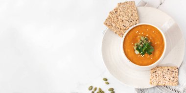 Bir kupa sıcak kabak çorbası. Sonbahar menüsü konsepti, kolay sebze tarifleri. Sonbahar tarifleri. Boşluğu kopyala