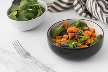 Tatlı patates ve susam tohumlu yeşil salata. Vejetaryen yemeği. Sağlıklı beslenme kavramı. 