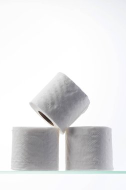 Cam bir rafta dağ gibi tuvalet kağıdı. Hijyen kavramı.