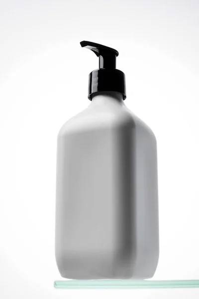 Mock Dispensador Branco Com Cosméticos Com Lugar Para Seu Logotipo — Fotografia de Stock
