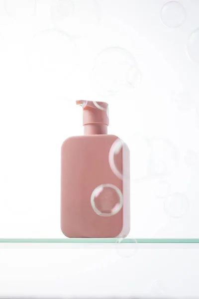 Kosmetisk För Rutin Hud Och Hårvård Glashylla Och Flygande Bubblor — Stockfoto