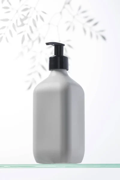 Egy Fehér Adagoló Makettje Arc Test Ápolására Szolgáló Kozmetikai Termékkel — Stock Fotó