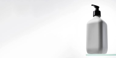 Rafta logonuz için bir yeri olan kozmetik ürünleriyle dolu beyaz bir kutunun maketi. Duş jeli, şampuan. Cilt bakımı. Uzayı kopyala Pankart