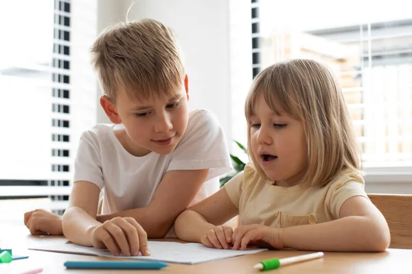 Ağabeyi Küçük Kız Kardeşine Mektupları Okumayı Öğretiyor Erkek Kız Kardeş — Stok fotoğraf