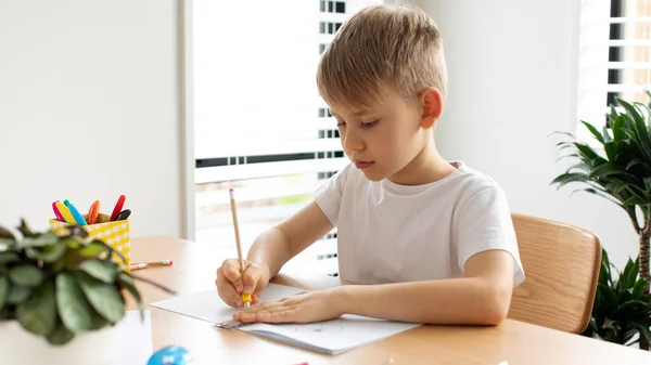 Ένα Χαριτωμένο Αγόρι Ζωγραφίζει Χάρακα Και Μολύβι Έννοια Των Μαθημάτων — Φωτογραφία Αρχείου