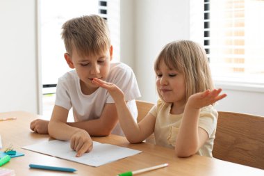 Ağabeyi küçük kız kardeşine mektupları okumayı öğretiyor. Erkek ve kız kardeş kavramı, evde eğitim..