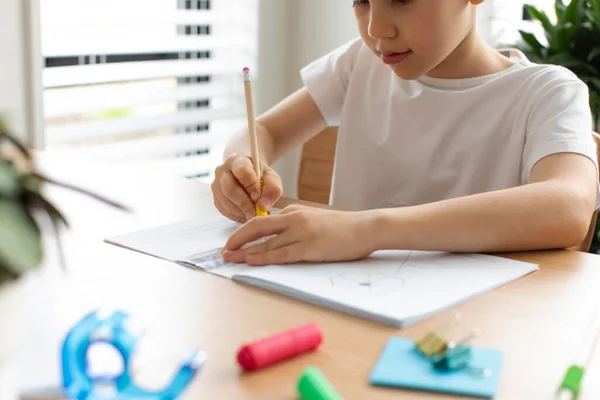 かわいい男の子が定規と鉛筆で絵を描く ホームレッスン 距離学習の概念 幾何学 — ストック写真