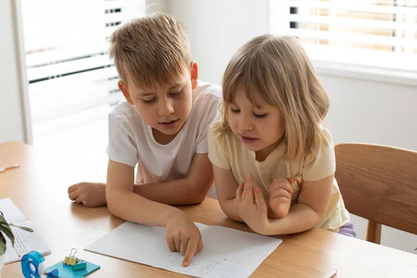 Ağabeyi Küçük Kız Kardeşine Mektupları Okumayı Öğretiyor Erkek Kız Kardeş — Stok fotoğraf