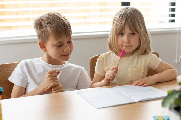 Erkek Kız Kardeş Masada Kalemlerle Birlikte Yazıp Çiziyorlar Arkadaş Canlısı — Stok fotoğraf