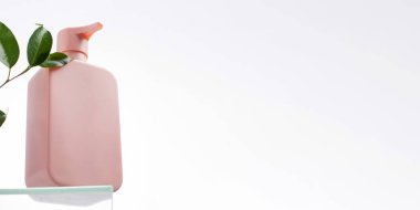 Cam rafta logosu olan bir kozmetik ürününün pembe maketi. Şampuan, duş jeli. Cilt bakımı. Uzayı kopyala Pankart