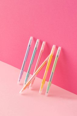 Renkli işaretler sarı arka planda duruyor. Sanat kavramı, kırtasiye kavramı.