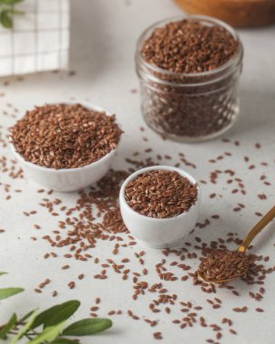 Cam kavanozlarda kahverengi keten tohumu. Süper yemek kavramı, sağlıklı yemek..