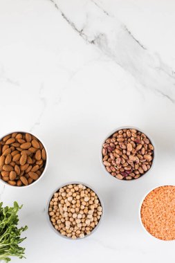 Cam kavanozların içindeki baklagiller. Sebze proteini, vejetaryenlik, sağlıklı beslenme. Boşluğu kopyala