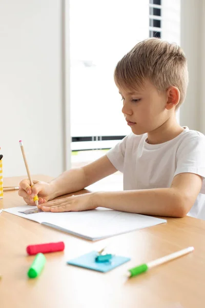 Sevimli Bir Çocuk Cetvel Kalemle Çizim Yapıyor Dersleri Konsepti Uzaklardan — Stok fotoğraf