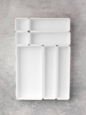Bir takım plastik kaplar, mutfaktaki çekmecede ve masada kullanışlı bir depo için kutular. Evin ve deponun düzenlenmesi konsepti.