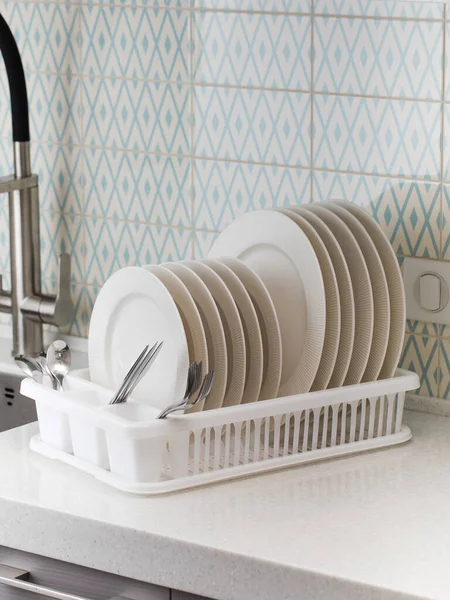 Der Spüle Der Küche Steht Ein Plastikgeschirrtrockner Mit Sauberem Geschirr — Stockfoto
