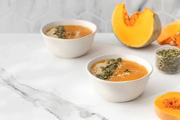 Mangkuk Sup Labu Dengan Kentang Tumbuk Dan Biji Berdiri Atas — Stok Foto