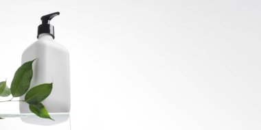 Yeşil yapraklı beyaz bir kutuda organik kozmetik ürünü. Çevre dostu bir ürün. Sıfır batı kavramı, geri dönüşüm. Uzayı kopyala Pankart