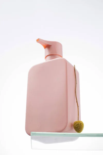 粉红造型的化妆品 在玻璃柜上有一个标志的地方 洗发水 淋浴凝胶 皮肤护理 — 图库照片