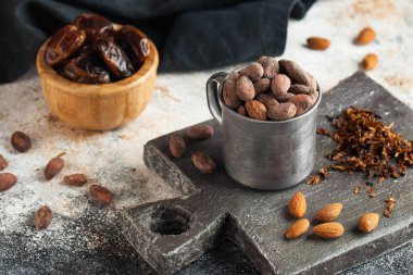 Metal bardakta kakao çekirdeği. Badem aromalı kakao çekirdekleri. Yatay fotoğraf