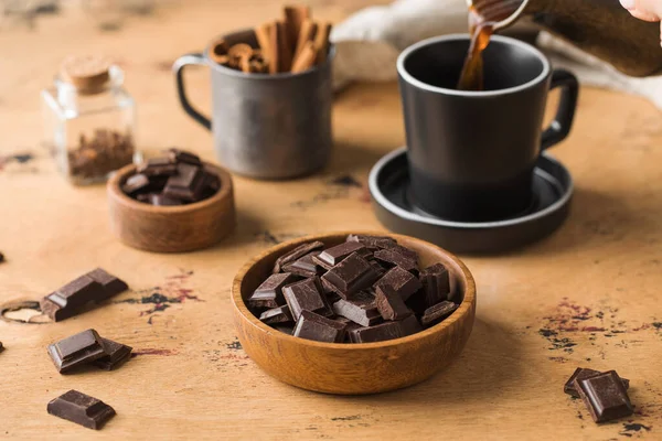 Cubos Chocolate Artesanal Oscuro Sobre Fondo Madera Chocolate Amargo Ecológico — Foto de Stock