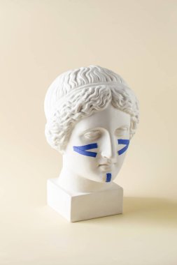 Bej arka plandaki büstteki yüz için mavi kasetler. Cerrahi olmayan yüz gerdirme, gençleştirme kavramı..