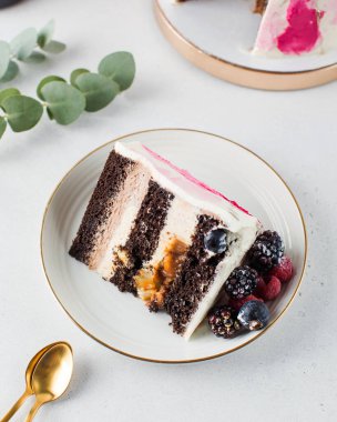 Bir parça çikolatalı pasta, karamelli ve taze meyveli. Ev yapımı kek..