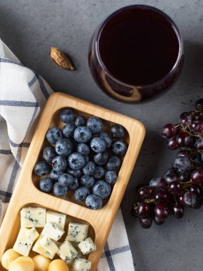  Çeşit çeşit peynir ve böğürtlenli ahşap hayvanat bahçesi. Peynir tabağı, ziyafet masası için atıştırmalıklar.