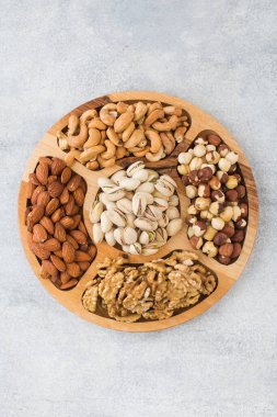 Kurutulmuş fındıklı ahşap tabak menazitsa. Düzgün beslenme, vejetaryenlik kavramı.