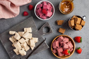 Farklı aromalı çeşitli organik çikolata parçaları. Vanilya, karamel, çikolata ve çilek aromalı çikolata..