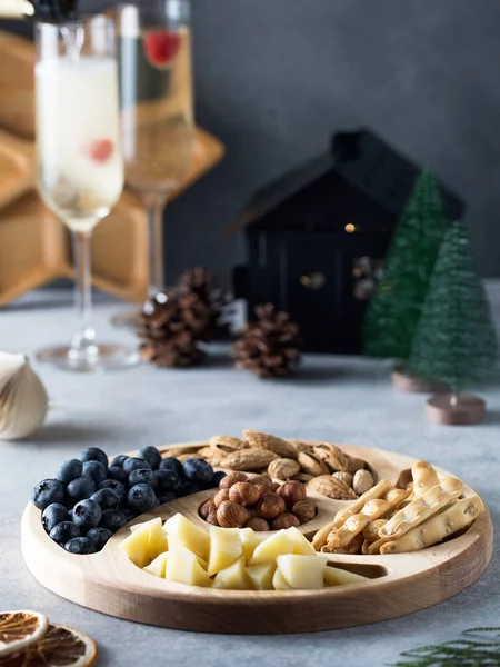 Holzteller Mit Verschiedenen Snacks Auf Dem Neujahrstisch Das Konzept Weihnachten — Stockfoto