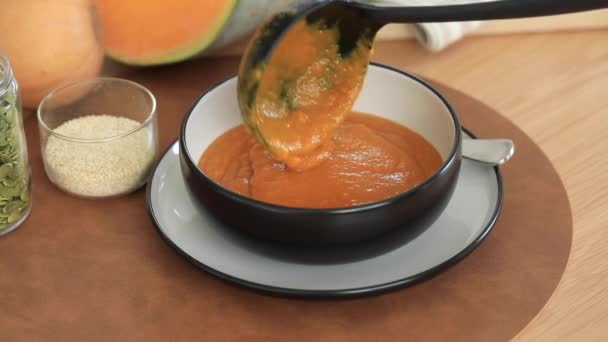 Sopa Crema Calabaza Vierte Cucharón Plato Menú Otoño Recetas Vegetales — Vídeos de Stock