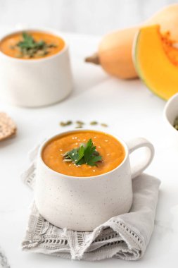 Bir kupa sıcak kabak çorbası. Sonbahar menüsü konsepti, kolay sebze tarifleri. Sonbahar tarifleri.