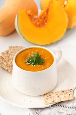 Bir kupa sıcak kabak çorbası. Sonbahar menüsü konsepti, kolay sebze tarifleri. Sonbahar tarifleri.