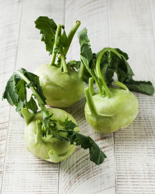 Beyaz ahşap arka planda taze kohlrabi. Sağlıklı yiyecek, sebze kavramı..