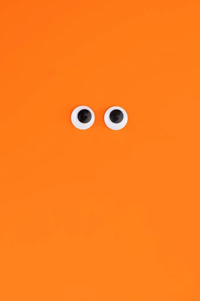 Roliga Plast Ögon Orange Bakgrund Halloween Gratulationskort Koncept — Stockfoto