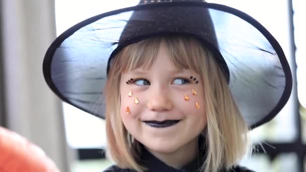 Rolig Tjej Häxhatt Halloweenfesten Konceptet Att Fira Halloween Med Barn — Stockvideo