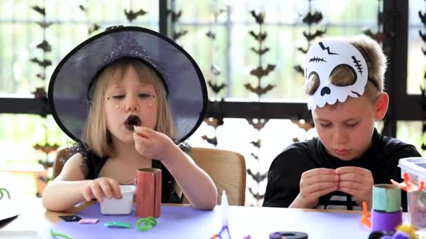 Lindo Hermano Hermana Disfraces Halloween Están Haciendo Artesanía Festiva Mesa — Vídeos de Stock